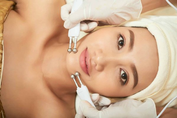 Quels sont les avantages de l'utilisation des électrostimulateurs pour la récupération des cyclistes après une étape?